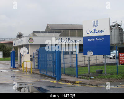 Eine allgemeine Ansicht der Fabrik in Burton-On-Trent, Staffordshire, wie Unilever Unilever Marmite ist "Verbraucher auszunutzen" inmitten des sinkende Wertes des Pfundes beschuldigt worden, nach Preisgestaltung Folge mit Tesco Supermarkt niedrigen Haushaltsgegenstände wie Marmite, Flora und Persil aufgedrückt. Stockfoto