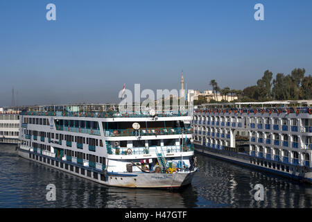 Ägypten, Luxor, Kreuzfahrtschiffe auf dem Nil, Stockfoto