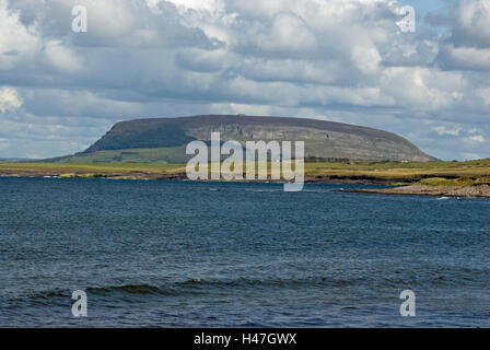 KNOCKNAREA HILL, COUNTY SLIGO, IRLAND, WO KÖNIGIN MAEVE GRABSTÄTTE AN DER SPITZE LIEGT. VON DICHTER, DRAMATIKER UND NOBEL-PREISTRÄGER BEZEICHNET IN DER LITERATUR, WILLIAM BUTLER YEATS IN 'ERINNERUNGEN' Stockfoto