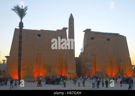 Ägypten, Luxor, Luxor-Tempel, Blick aus dem Vorhof des Nektanebos I auf dem Pylon mit Obelisk Ramses II., Stockfoto