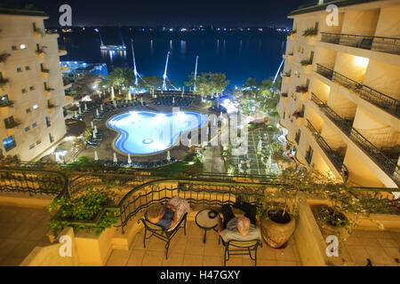 Ägypten, Luxor, Hotel Steigenberger Nile Palace, Blick über den Pool auf dem Nil, Stockfoto