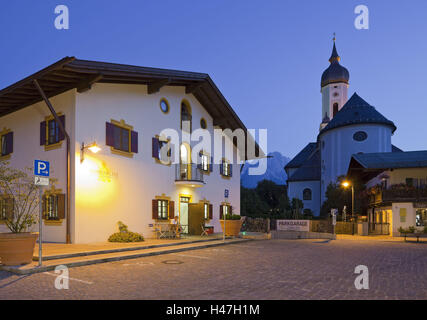 Deutschland, Bayern, Garmisch-Partenkirchen, Mohrenplatz (Quadrat), Kirche, Abend, Stockfoto