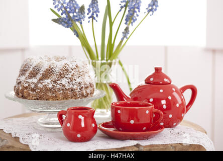 Kuchen, Gerichte, Tischdecke, Vase, Blumen, Stockfoto