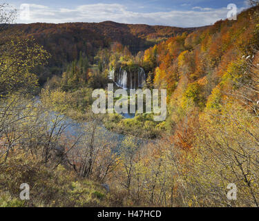 Kroatien, Nationalpark Plitvicer Seen, Wasserfall, Holz, Stockfoto