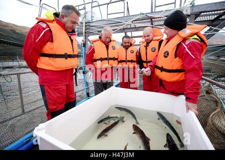 Der Prinz von Wales, bekannt als der Herzog von Rothesay während in Schottland, mit Steve Bracken, Marine Harvest Business support Manager, mit (von links nach rechts) Marine Harvest Business support Manager Steve Bracken, Tierarzt David Cockerill, farm Manager Andrew Martin und Meerwasser-Manager David MacGillivary, während eines Besuchs in einer nachhaltigen Lachsfarm bei Marine Harvest Loch Leven Fischfarm, am Loch Leven an überführt , von Fort William und Inverness-Shire. Stockfoto