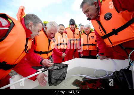 Der Prinz von Wales, bekannt als Duke of Rothesay in Schottland, mit sauberer Fisch Manager Ronnie Hawkins (links) und Business-Support-Manager Steve Bracken während eines Besuchs in einer nachhaltigen Lachsfarm bei Marine Harvest Loch Leven Fischfarm, am Loch Leven an überführt, von Fort William und Inverness-Shire. Stockfoto