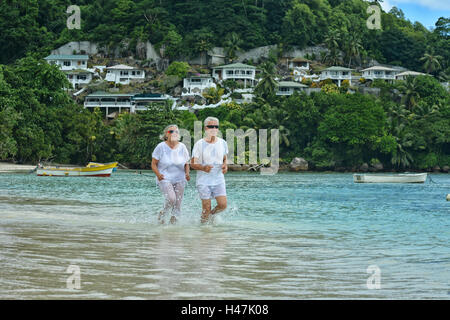älteres Ehepaar auf Strand Stockfoto