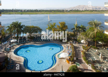 Ägypten, Luxor, Hotel Steigenberger Nile Palace, Blick über den Pool auf dem Nil, Stockfoto