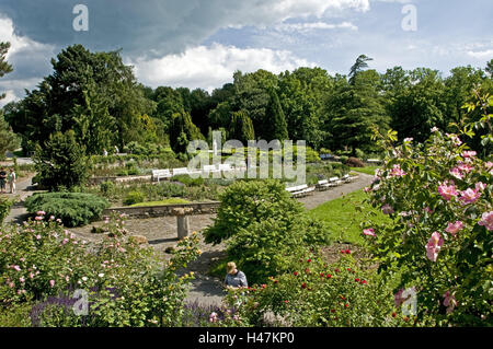 Deutschland, Sachsen-Anhalt, Harz District, Sangerhausen, Europa-Rosarium, Besucher, Stockfoto