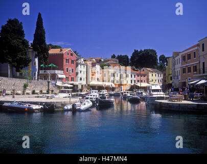 Kroatien, Kvarner Bucht, Insel Losinj, Veli Losinj, Hafen Blick, Adria, Altstadt, Architektur, Badeort, Balkan, Stiefel, Fischerboote, Fischerhafen, Gebäudefassaden, Geographie, Hafen, Hafenpromenade, Insel, Küstenort, Landschaft, Stockfoto