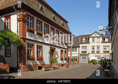 Deutschland, Rheinland-Pfalz, Freinsheim, Deutsche Weinstraße, Rathaus, Gebäude, außen, Weindorf, Weinbaugebiet, Weinbau, Weinbaugebiet, Weinstraße, Zeichen, Restaurant, Blumenschmuck, Balkonkästen, Stockfoto