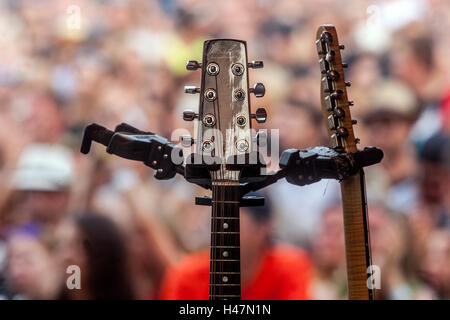 Zwei Gitarren schließen Musikinstrumente aus der Nähe Stockfoto