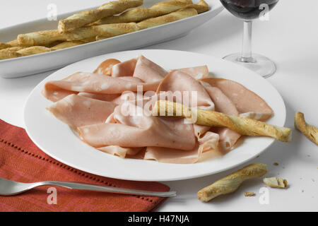 Mortadellascheiben auf Teller, Stockfoto