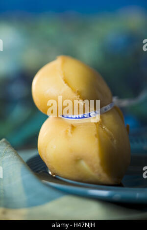 Scamorza Käse auf grüne Platte, Stockfoto