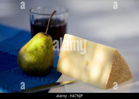 Österreichischer Bergkäse mit Birne und Rotwein, Stockfoto