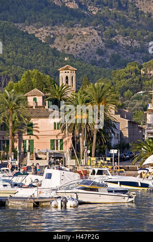 Spanien, Balearen, Mallorca, Port de Sóller, Hafen, Motorboote, Kirche, Stockfoto