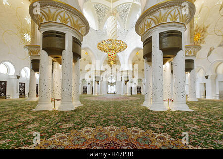 Kronleuchter im Gebet Hall, Scheich Zayed Bin Sultan Al Nahyan Moschee, drittgrößte Moschee der Welt, Al Maqtaa Emirat Abu Dhabi, Vereinigte Arabische Emirate Stockfoto