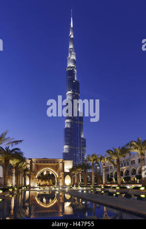 Burj Khalifa, dem höchsten Turm der Welt, während der Feierlichkeiten zum Jahrestag der Vereinigten Arabischen Emirate, Nachtaufnahmen, Downtown Dubai, Vereinigte Arabische Emirate beleuchtet, Stockfoto