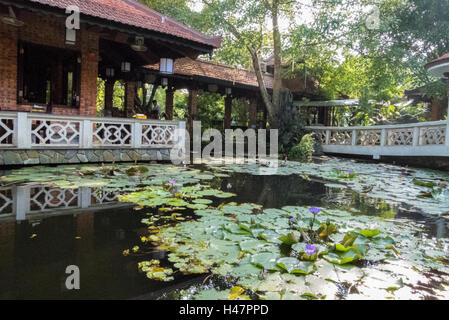 Dekorative Brücke über einem Lotusteich Moc Vien Restaurant, Hoai Thanh Thuy Xuan, Hue, Vietnam Stockfoto