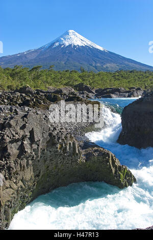 Südamerika, Chile, Patagonien, Petrohue Nationalpark, Vulkan Osorno, 2652 m, schneebedeckte Gipfel, Wasserfälle Saltos de Petrohue, Stockfoto