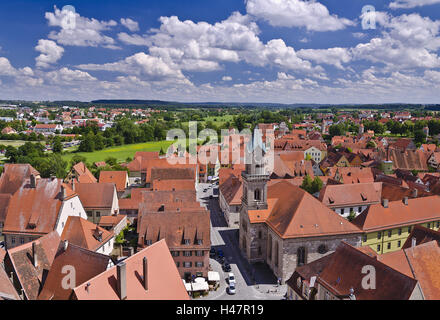 Deutschland, Bayern, Mittelfranken, Dinkelsbühl (Stadt), Altstadt, Wein zu vermarkten, Carmeli, Architektur, Aussichtspunkt, Stadthäuser, Dächer, Gebäude, Kultur, kulturelles Erbe, Cumulus-Wolken, Radfahren, Reiseziel, Anblick, Sommer, Sonne, Blick auf die Stadt, Tourismus, Urlaubsort, mittelalterlich, Stadtbild, Kloster, Stockfoto