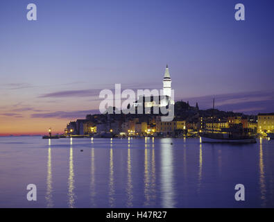 Kroatien, Istrien, Westküste, Rovinj, Hafen, Abend Stadtbild, Kirche, Blick am Abend, Abend, Adria, Meer, Altstadt, Architektur, architektonische Motive, Badeort, Balkan, Campanile, Zirruswolken, Geographie, Glockenturm, Hafen, Küste, Halbinsel, Beleuchtung, Ort der Anbetung, Kirche, Dorf am Meer, Landschaften, Meer, mediterrane Destination, Anblick, Tourismus, Sonnenuntergang, Urlaub, Wetter, Beleuchtung, mediterran, Licht, Reflexion, venezianischen, Stockfoto