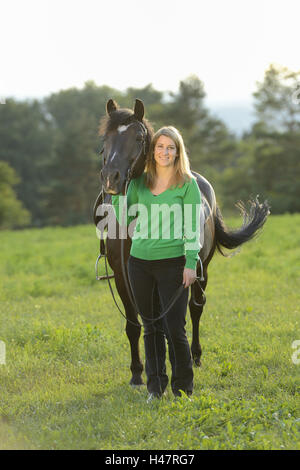 Teenager-Mädchen, Pferd, Arabische Haflinger, Wiese, stehen, Blick in die Kamera, Stockfoto