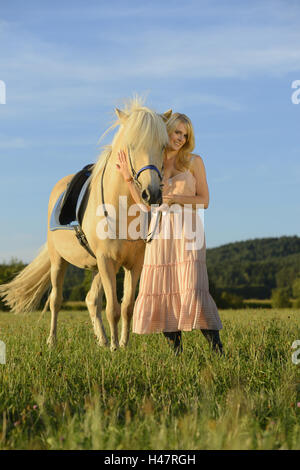 junge Frau, Pferd, Islandpferd, Wiese, stehen, Blick in die Kamera, Landschaft, Stockfoto