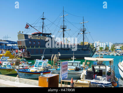 Der Hafen des Ortes mit den kleinen Fischerbooten und hölzernen Galeone Black Pearl für touristische Ausflüge, Ayia Napa, Zypern Stockfoto