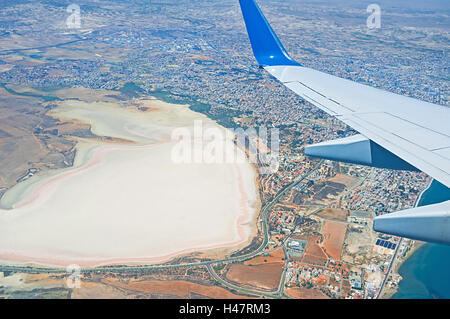 Das Flugzeug sinkt Höhe über Salz See von Larnaca, eine Landung in internationalen Flughafen Larnaca auf Zypern zu machen. Stockfoto