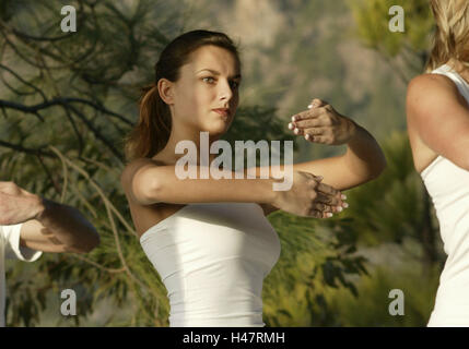 Frau, Tai Chi Praxis, Kleidung weiß, außen, morgen-Stimmung, semi-Porträt Stockfoto