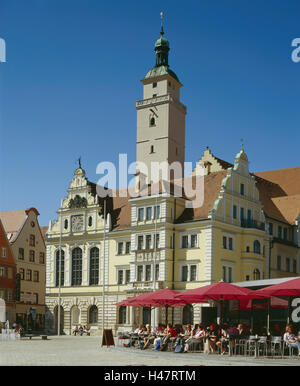 Deutschland, Oberbayern, Ingolstadt, Rathausplatz, altes Rathaus, Kirche, St.Moritz, Kirchturm, Straßencafé, Süddeutschland, Bayern, Stadt, Ort von Interesse, Gebäude, Struktur, Architektur, Fassade, Café, Bar, street Bar, Person, Sonne, Sonnenschirme, Sommer, draußen Stockfoto