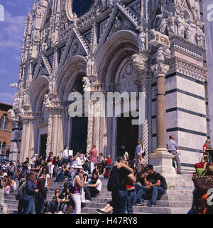 Italien, Toskana, Siena, Kathedrale, Fassade, Tourist, Europa, Ziel, Stadt, Ort von Interesse, Kultur, UNESCO-Weltkulturerbe, Kirche, Kirche, Fassade, Portal, Eingang, Person, Tourismus, außerhalb, Baustil, Gotik, Stockfoto