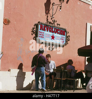 Mexiko, Chaipas, San Cristobal de Lesung Casas, Straßencafé, Gäste, kein Modell loslassen, Mittelamerika, Lateinamerika, Stadt, Person, Tourist, Tourismus, Händler, außen, Fassade, Zeichen, Café, Bar, Restaurant, Werbeschild, Stockfoto