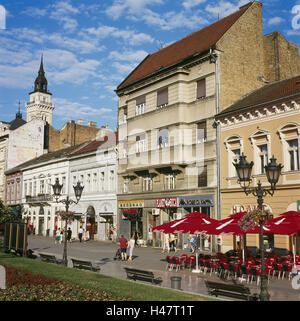 Serbien, Vojvodina, Novi Sad, Fußgängerzone, Terrasse, Stadt, Innenstadt, Einkaufsmöglichkeiten, Straße, Gebäude, Geschäfte, Architektur, Person, Spaziergang, Tourist, draußen, Sommer, Straßencafé, Stockfoto