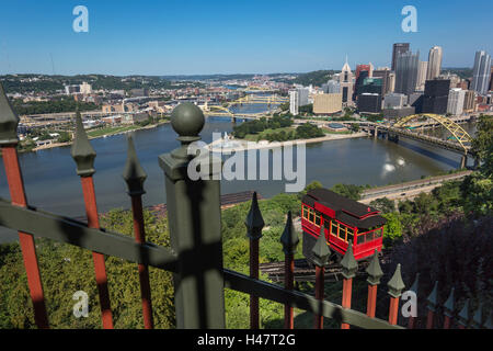 DUQUESNE INCLINE ROTE SEILBAHN (© DUQUESNE HEIGHTS STEIGUNG PRESERVATION SOCIETY 1964) PITTSBURGH SKYLINE PENNSYLVANIA USA Stockfoto