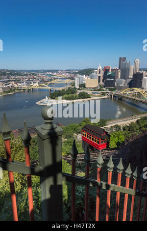 DUQUESNE INCLINE ROTE SEILBAHN (© DUQUESNE HEIGHTS STEIGUNG PRESERVATION SOCIETY 1964) PITTSBURGH SKYLINE PENNSYLVANIA USA Stockfoto
