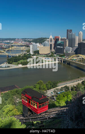 DUQUESNE INCLINE ROTE SEILBAHN (© DUQUESNE HEIGHTS STEIGUNG PRESERVATION SOCIETY 1964) PITTSBURGH SKYLINE PENNSYLVANIA USA Stockfoto