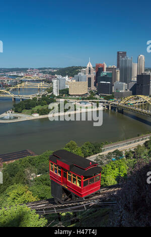 DUQUESNE INCLINE ROTE SEILBAHN (© DUQUESNE HEIGHTS STEIGUNG PRESERVATION SOCIETY 1964) PITTSBURGH SKYLINE PENNSYLVANIA USA Stockfoto