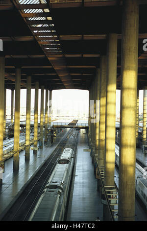 Spanien, Madrid, Bahnhof, Estacion-Puerta-de-Atocha, Schienen, Züge, von oben, Hauptstadt, Bahnhofsgebäude, Bahnhofshalle, Plattformen, entfernten Bahnhof, Schienenverkehr, Schienenverkehr, Transport, Transport-Menschen, Reisen, Bahnreisen, Bahn, Reise, Reiseziel, Tourismus, Stockfoto