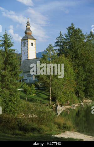 Slowenien, Nationalpark Triglav Ribcev Laz, lokale Ansicht, Kirche, Sveti Janez Krstnik, Berge, Naturschutzgebiet, Berglandschaft, Ort, Fluss, Pfarrkirche, Ort von Interesse, Reiseziel, Tourismus, Stockfoto