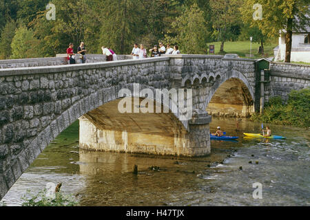 Slowenien, Nationalpark Triglav Ribcev Laz, Fluss, Kayakist, steinerne Brücke, Tourist, Berge, Naturschutzgebiet, Ort, Brücke, Struktur, Person, Gewässer, Wassersportler, Aktivität, Sport, Wassersport, Reiseziel, Tourismus, Stockfoto