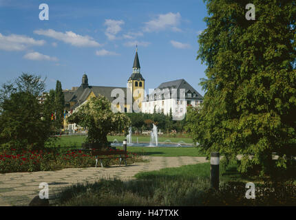 Deutschland, Bad Hönningen am Rhein, lokale Ansicht, Park, Brunnen, Rheinland-Pfalz, Ort, Häuser, Gebäude, Kirche, Kirchturm, Park, Kurpark, spielen Wasser, Ort von Interesse, Reiseziel, Tourismus, Stockfoto