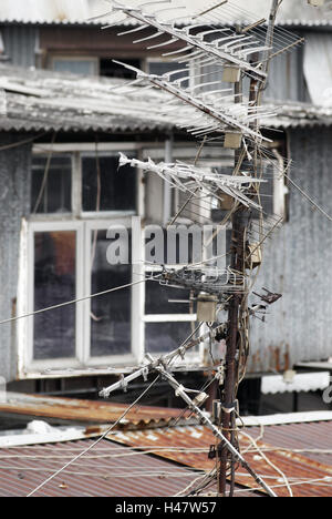 Antennen, Fernsehantennen, Kabel, Dach, Gebäude, Fenster, Eisen, China, Hong Kong Wellpappe, Stockfoto