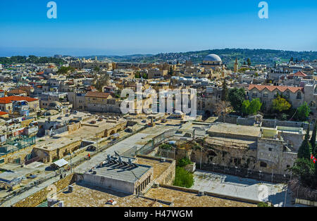 Die alten Gebäude des jüdischen Viertels sieht so klein aus der Glockenturm von der lutherischen Kirche des Erlösers, Jerusalem Stockfoto