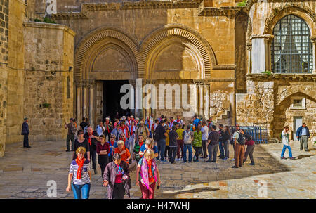 Die Touristen auf dem Platz vor der Kirche des Heiligen Grabes Stockfoto