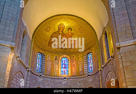 Die Apsis der Dormitio Abtei Kirche schmückt sich mit goldenen Mosaik, zeigt die Mutter Mary mit dem Jesuskind Stockfoto