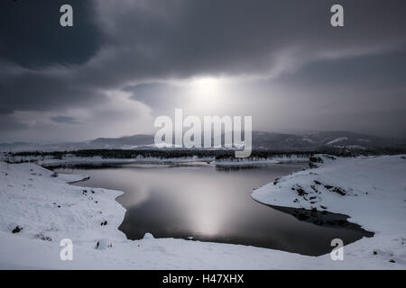 Eine schöne Szene in einem sonnigen Tag mit Schnee bedeckten Feldern. Stockfoto