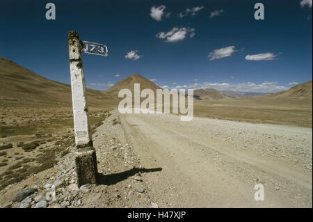 Tadschikistan, Pamir, Pamir Highway, Straße, Kilometerstand Anzeige, Berglandschaft, bewölkter Himmel, Asien, Mittelasien, Zentralasien, hohen Bergland, Berg Wüste, Hochland, Hochgebirges, der Pamir-Gebirge, Verkehrsweg, Autobahn, Schotterpiste, Route Verkehr, Straße, löste, verbinden Verkehr Anlage, Start-und Landebahn, Straßenrand, Tipp, Entfernung Eintritt, Berge, spärlich, zwei-zinkige Hacke, staubig, Landschaft, Einsamkeit, Breite, Abstand, niemand, Stockfoto