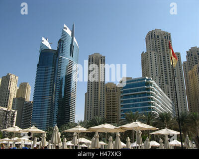 Vereinigte Arabische Emirate, Dubai, Jumeirah Beach, Hochhäuser, Hilton Hotel, Sonnenschirme, Stadt, Teil Stadt, Hotels, Hotels, Apartments, Hochhäuser, Architektur, Skyline, Tourismus, Urlaub, Reiseziel, Strand, Sonnenschirme, Gebäude, Palmen, Stockfoto